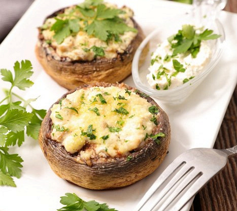 Шампиньоны, фаршированные курицей и сыром