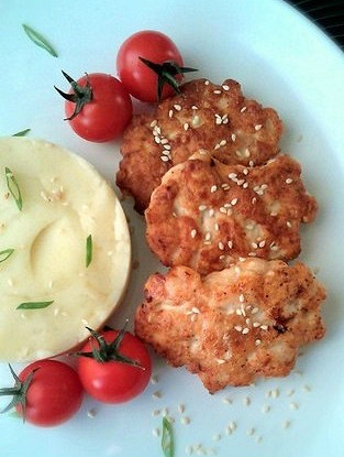 Рубленые куриные котлеты со сметаной, кунжутом и сливочным пюре