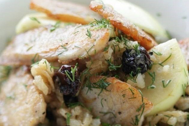 Салат с индейкой, яблоком и мятой