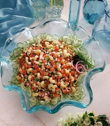Салат из пасты с сельдереем и красным перцем