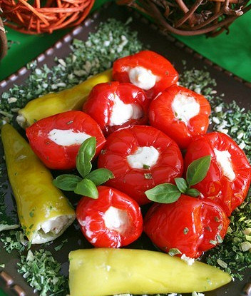 Разноцветные перцы, фаршированные нежной сырно-чесночной начинкой