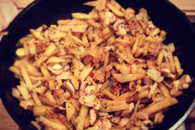 Жареная картошка с грибами и луком