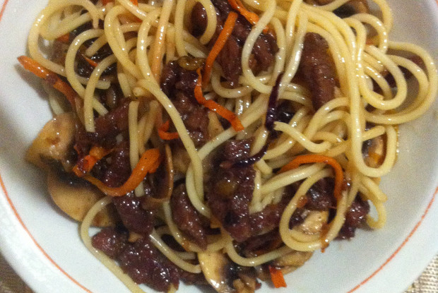 Корейская лапша с говядиной и овощами