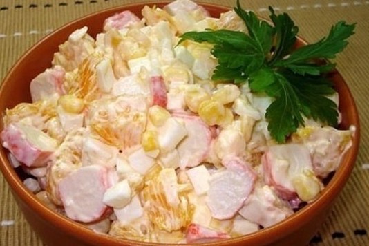Крабовый салат с апельсинами и кукурузой