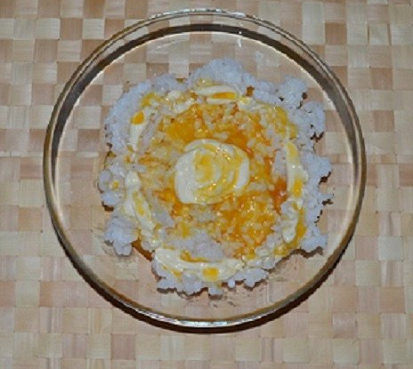 Рис с соусом из облепихового сиропа и майонеза