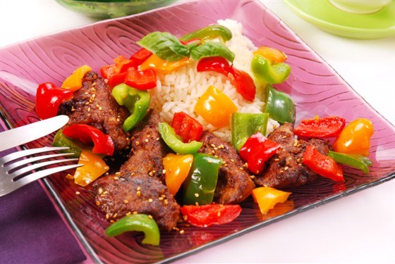 Куриная печень со сладким перцем, редисом и кунжутом