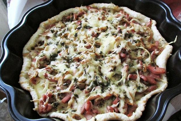 Открытый пирог на слоеном тесте с ветчиной и грибами