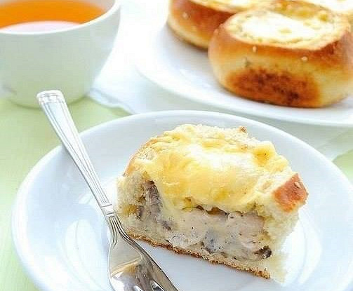Жульен с курицей в булочке