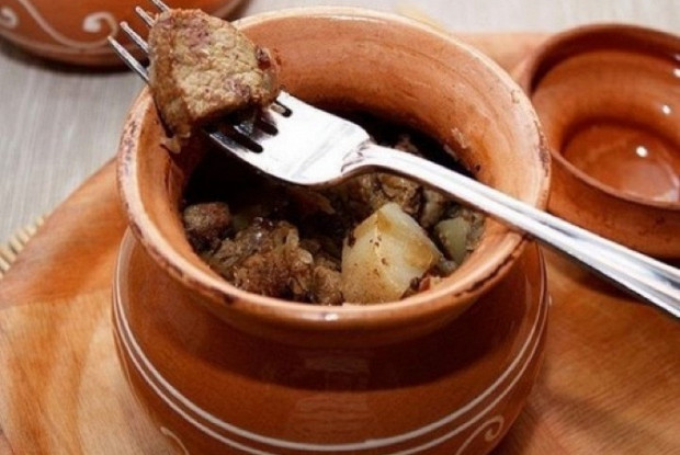 Мясо с грибами в горшочке