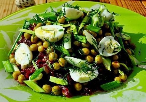 Салат с морской капустой и перепелиными яйцами