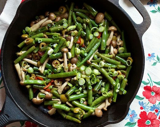 Зеленая фасоль с грибами и оливками