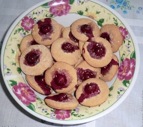 Печенье с корицей и вишней