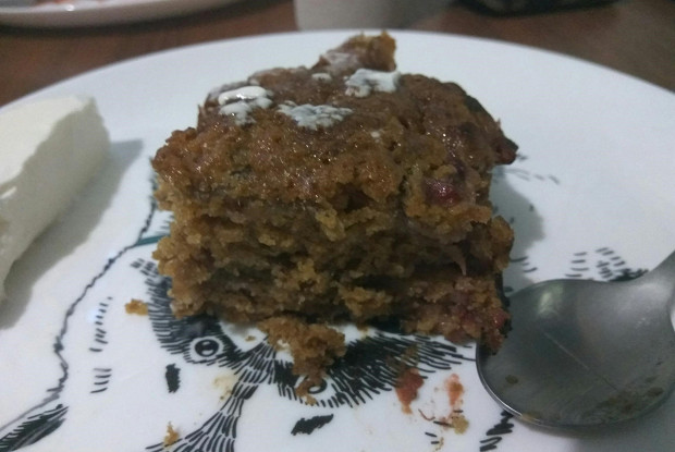 Пирог из ревеня и клубники