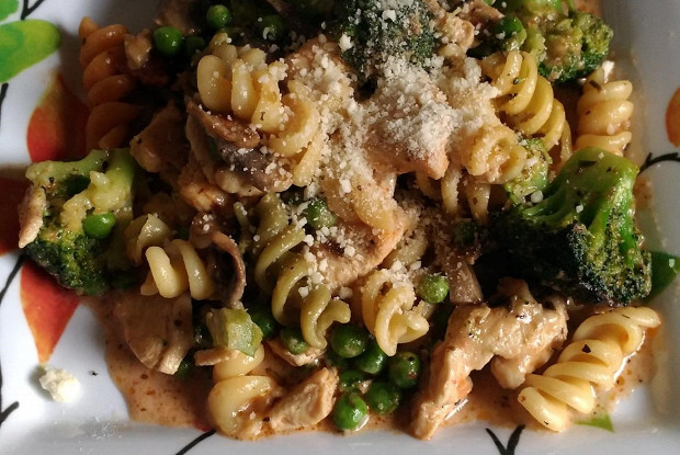 Запеченная паста с брокколи и курицей