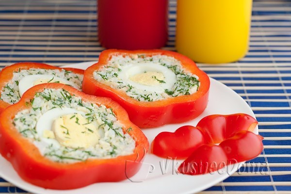 Свежий сладкий перец, фаршированный рисом, яйцом, сыром и зеленью