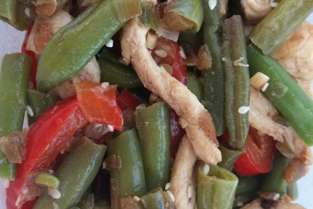Теплый салат с курицей и стручковой фасолью