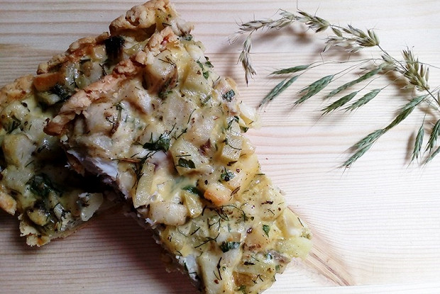 Открытый пирог с морским языком, картофелем и специями