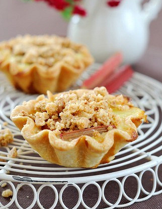 Запеченый десерт из клубники и ревеня с посыпкой из мацы