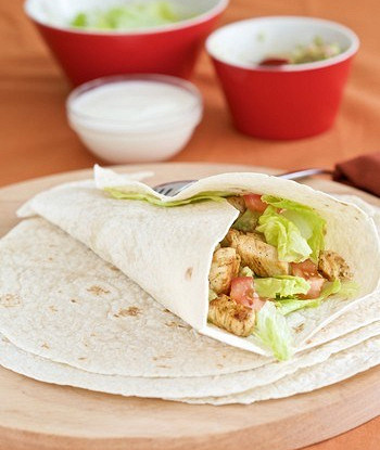 Роллы из утки со свежими овощами и песто