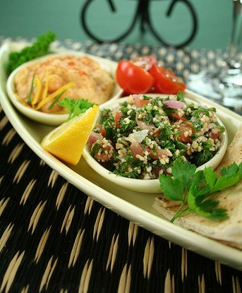 Салат из кускуса с нутом, красными перцами и заправкой из кумина
