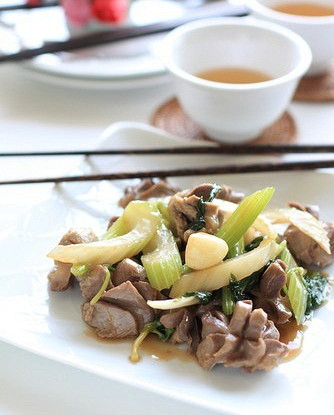 Жареная курица с сельдереем и имбирем (Jirou Chao Qincai)