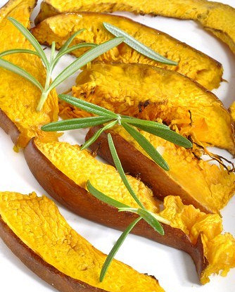 Закуска из печеной тыквы с красным луком и розмарином
