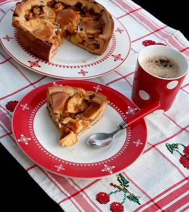 Открытый пирог с яблоками, горгонзолой и орехами