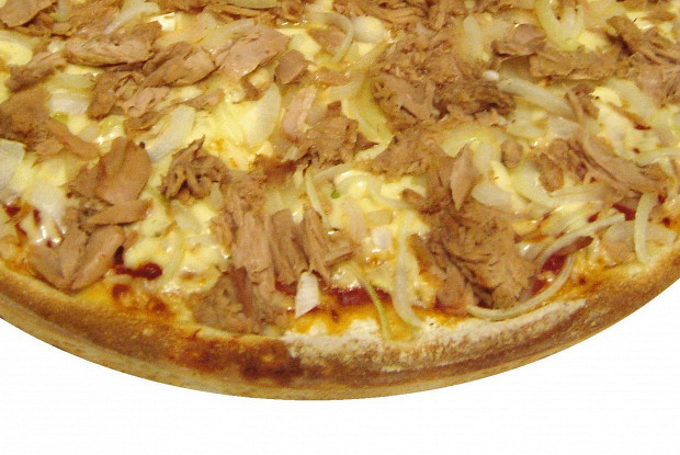 Пицца с тунцом и бочковыми огурцами