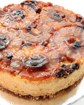 Пирог с бататом, изюмом и корицей