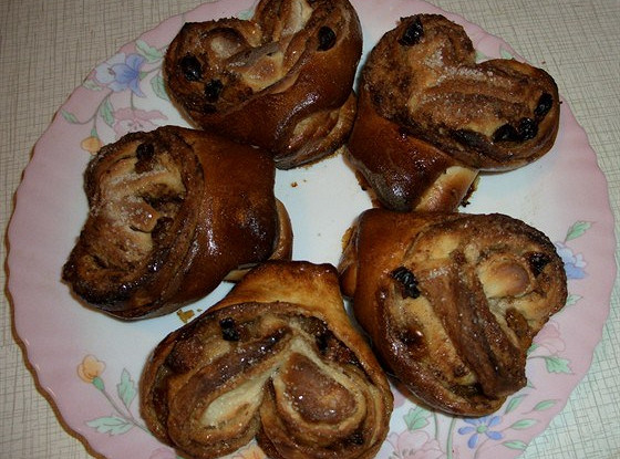 Плюшки с изюмом и корицей