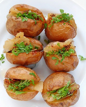 Печеный картофель с салатом и прошутто