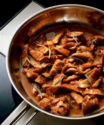 Тушеная свинина с яблоками, грибами и кальвадосом