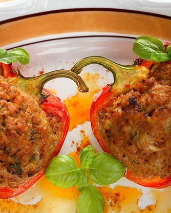 Фаршированные свининой перцы под сырной корочкой