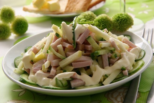 Летний салат с ветчиной и яблоками