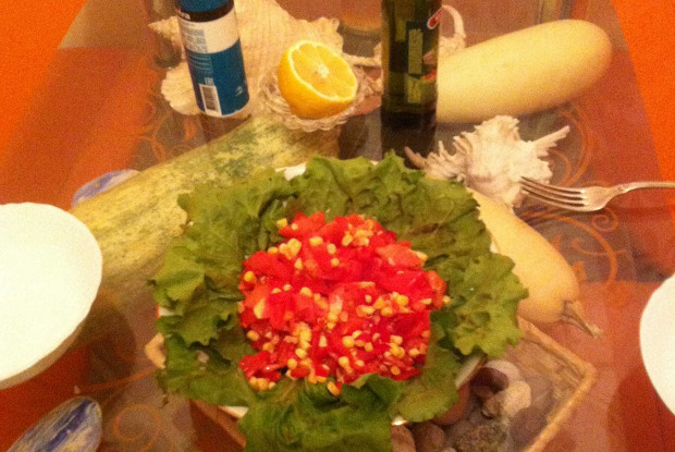 Сыроедческий cалат с кукурузой