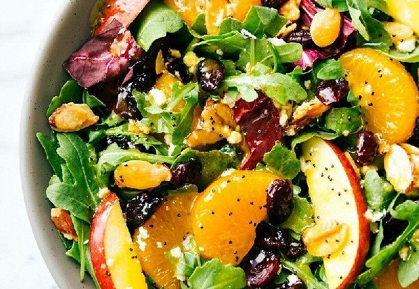 Салат с миндалем, мандаринами, яблоками и апельсиновой заправкой и маком