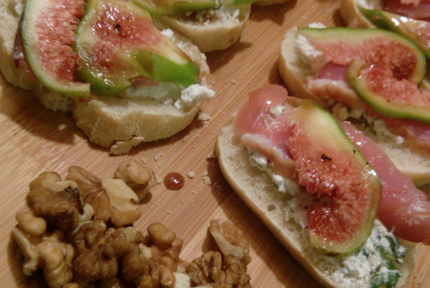 Брускетта с мягким сыром, инжиром и вяленым мясом