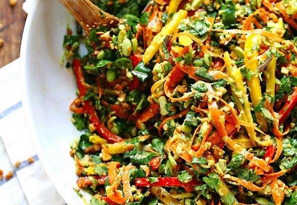 Тайский салат с кунжутно-чесночной заправкой
