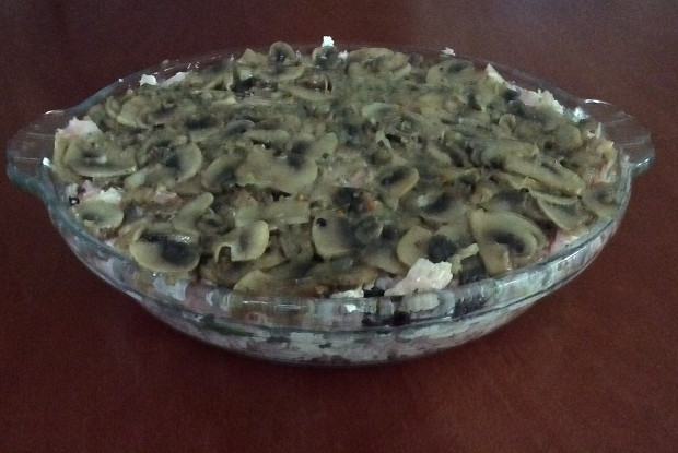 Салат с творогом, грибами и копченой курицей