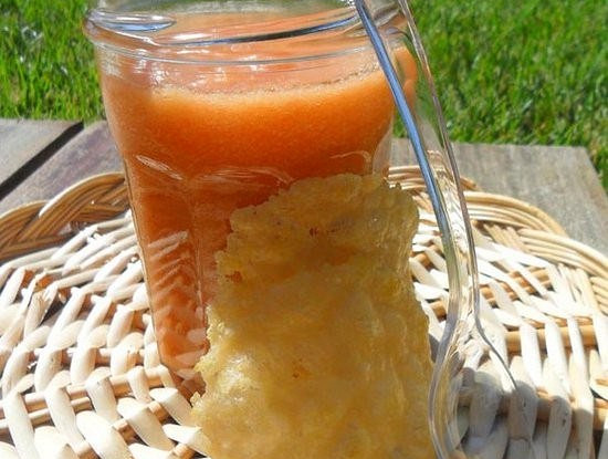 Острый гаспачо с чипсами из пармезана