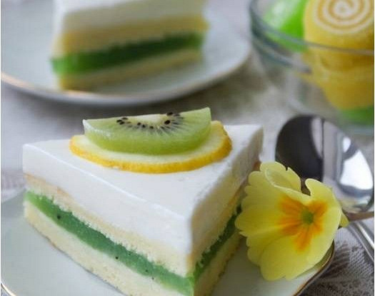 Пирожные с желе из киви