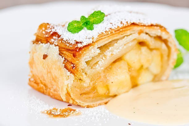 Яблочный штрудель с корицей и грецкими орехами