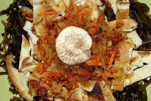 Теплый салат из морской капусты с омлетом