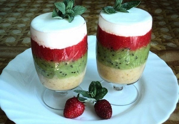 Фруктовый десерт с мороженым