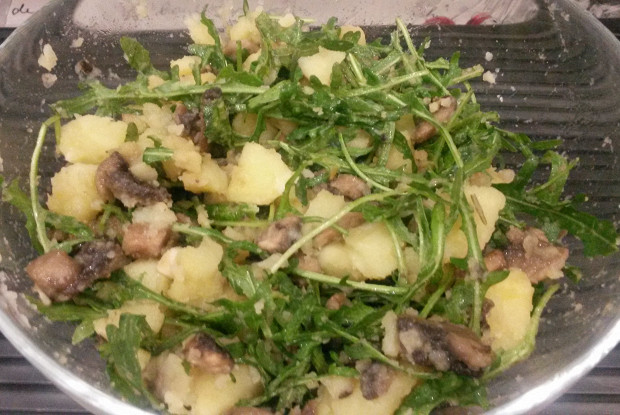 Теплый салат с шампиньонами