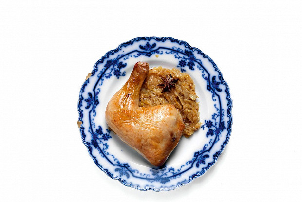 Курица с бадьяном и томленым луком