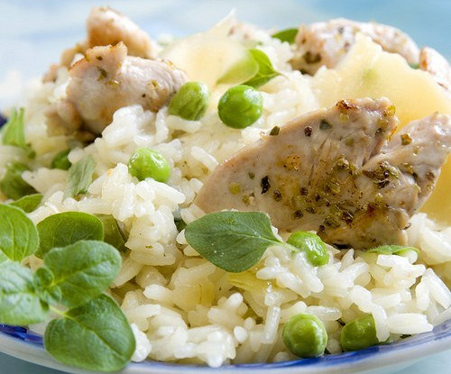 Салат из цыпленка с рисом, зеленым горошком и сладким перцем