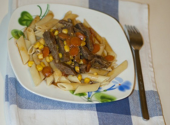 Говядина с морковью и кукурузой