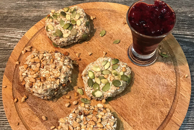 Вегетарианские лепешки из овсяной муки, банана и орехов