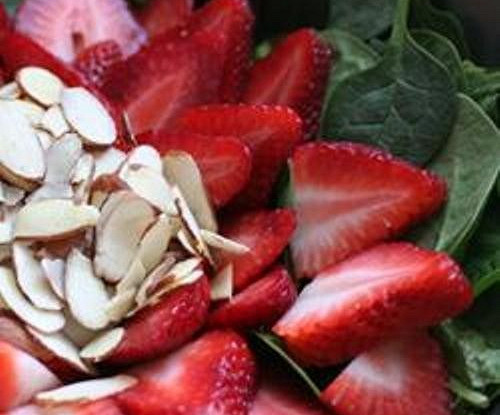 Салат с клубникой и миндалем